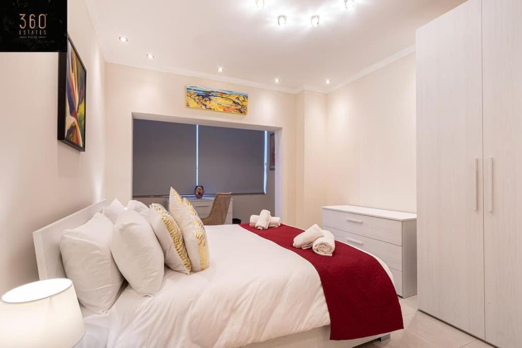 One Of A Kind, Seafront Property In St Georges Bay By 360 Estates San Ġiljan Extérieur photo