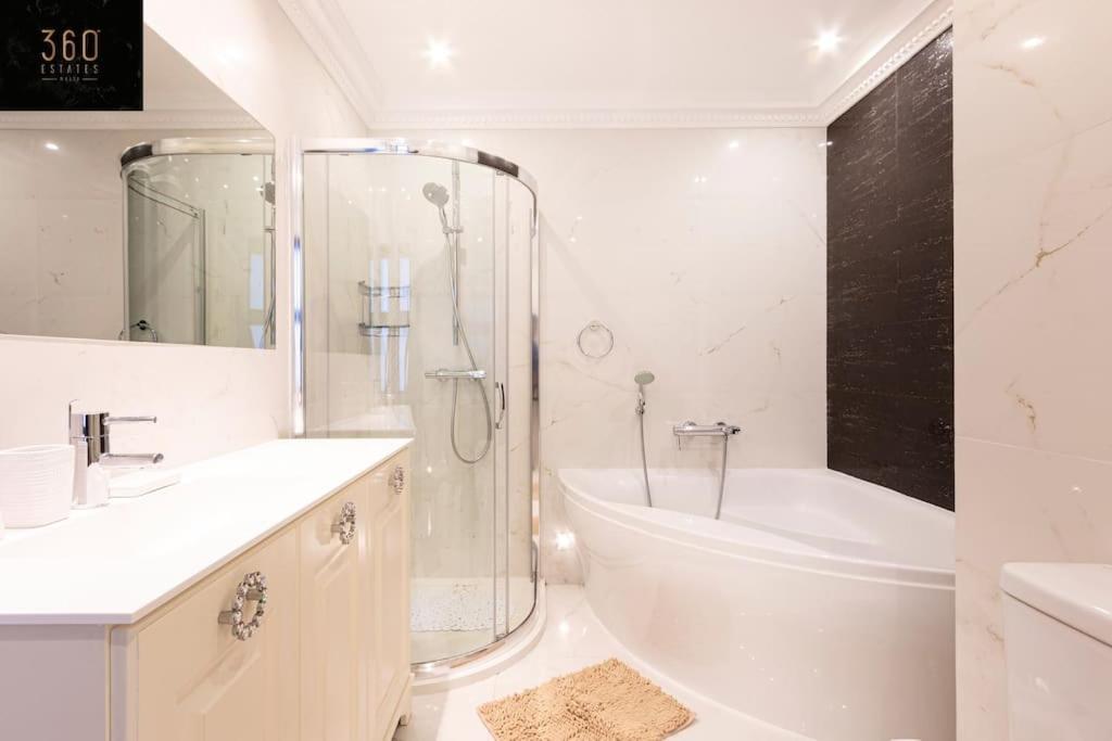 One Of A Kind, Seafront Property In St Georges Bay By 360 Estates San Ġiljan Extérieur photo